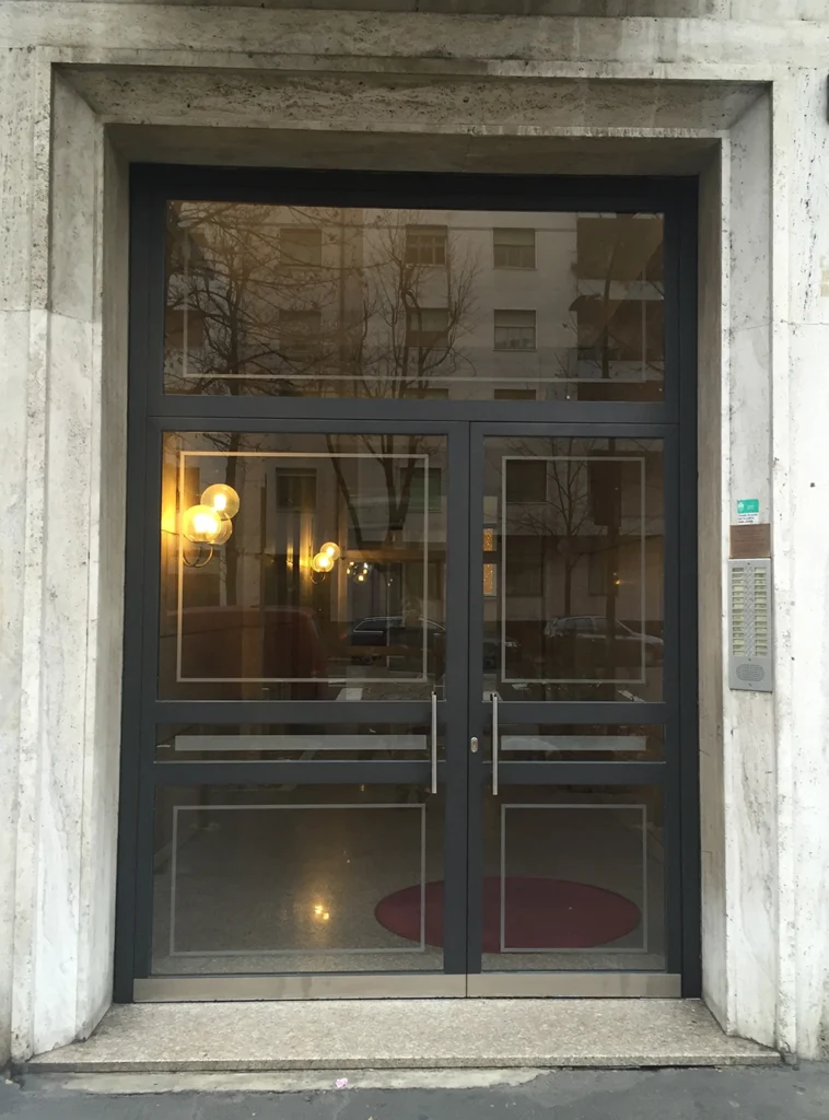 Nuovo portone ingresso due ante con sopraluce e vetri fumè installato a Milano